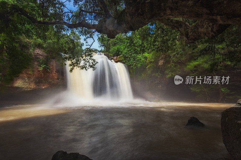 美丽的瀑布，阳光照进森林，Heo Suwat瀑布，Khao Yai国家公园，那空叻差玛，泰国